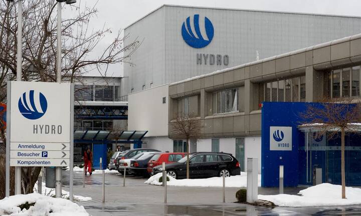 Norsk Hydro: Dem Aluminiumproduzenten trauen die Analysten ebenfalls ein Potenzial von 30 Prozent zu. Verglichen mit anderen Vertretern aus der Branche verfügen sie über strukturelle und zyklische Vorteile und sind weniger stark von den niedrigen Rohstoffpreisen betroffen. Zudem kann das Unternehmen von der Schwäche der heimischen Krone und des Euro gegenüber dem Dollar profitieren.