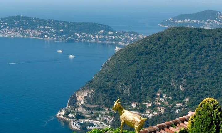 Weit über das Meer blickt man aus dem feinen Hotel. Die goldenen Ziege thront über allem.