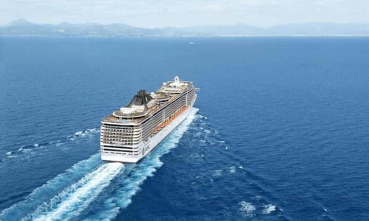Platz 10: MSC Splendida. Mit einer Bruttoraumzahl von 137'936 teilt sich der MSC-Kreuzer Splendida den 10.Platz mit seinem Schwesterschiff MSC Fantasia. Die Splendida ist 333 Meter lang und fasst 3'274 Passagiere. Für das Wohlbefinden an Bord sorgen balinesische Massagen, Saunen und Dampfbäder. Und für Rennsport-Liebhaber gibt es sogar einen Formel 1-Simulator.MSC