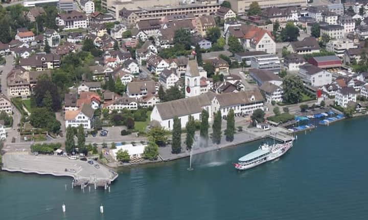 Platz 5: Meilen Ein Beispiel wäre die Gemeinde am Seeufer des Zürichsees. Trotz schlechterer Mobilität (Rang 68) müssen die Bewohner von Meilen weniger Abgaben (Rang 4) zahlen.
meilen.ch