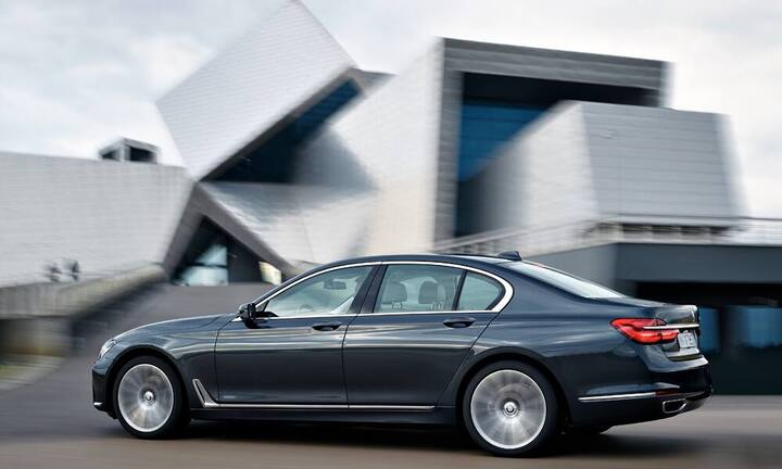 BMW 7er-ReiheNeben den üblichen Features einer Oberklasse-Limousine trotzt das Flaggschiff nur so vor modernen elektronischen Systemen wie Gestensteuerung, ferngesteuertes Einparken oder dem um Kurven lenkenden Autobahnpiloten.
