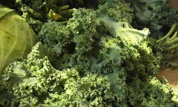 Federkohl, auch Kale genannt, schafft es trotz internationalem Hype und verneunfachten Importzahlen nur auf Platz 77 beim Konsum. Das bedeutet, dass im Jahr 2015 pro Kopf nur 50 Gramm von dem Superfood gegessen wurden.