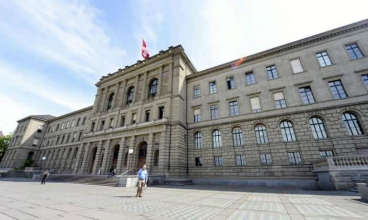 Grundsätzlich gilt beim Bund: Angestellte in einer Funktion, bei der ein Hochschulabschluss (Master) vorausgesetzt wird, landen in der Lohnklasse 24. Das maximale Gehalt eines Bundesangestellten dieser Kategorie beträgt 147'248 Franken. Damit verdient jeder Hochschulabsolvent beim Bund potentiell mehr als der russische Staatschef. Das sind ungefähr ein Viertel aller Angestellten.