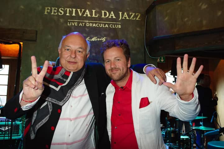 Zum siebten! Rolf Sachs, Präsident Dracula's Ghost Riders Club; Christian Jott Jenny, künstlerischer Direktor Festival da Jazz.