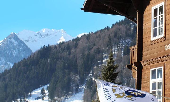 ...im Winter hingegen besteht der Campus aus Chalets in Gstaad. Dort werden Wintersportarten ausgiebig gefördert und nebst akademischen Fächern genug Zeit dafür eingeplant.
Le Rosey – All rights reserved