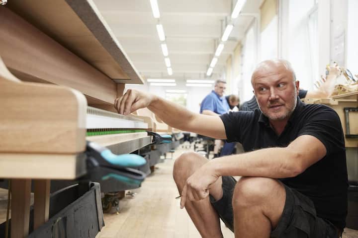 Matthias Blum passt Klaviatur und Mechanik minutiös auf das vor ihm stehende Instrument an. Jedes ist ein wenig anders.