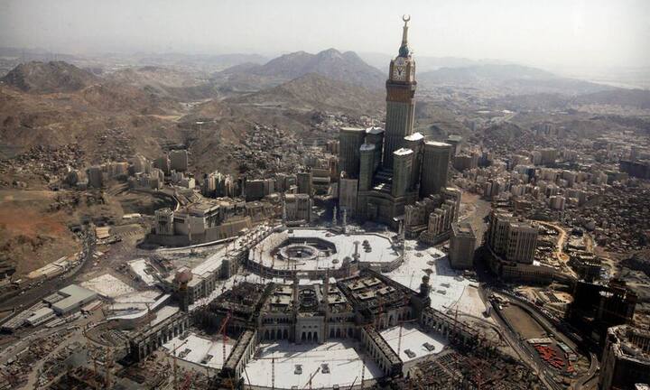 Platz 2: Abraj Al Bait, Mecca — 15 Milliarden DollarDie Abraj Al Bait Towers sind eine Hochhausgruppe mit einem gigantischen Wolkenkratzer in der Mitte. Der Turm ist 601 Meter hoch und damit das zweithöchste Gebäude der Welt. An seiner Spitze sitzt eine Uhr, die Gläubigen in Mecca die exakte Uhrzeit für die täglichen fünf Gebete anzeigt.