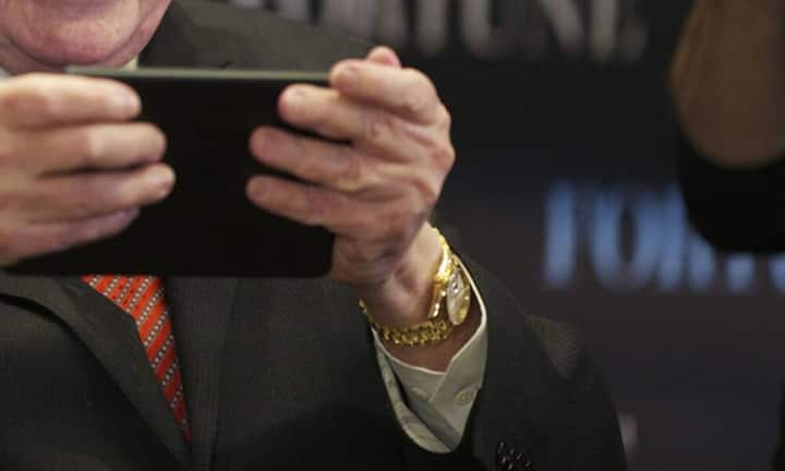 Warren Buffett: Das «Orakel von Omaha» lebt privat bescheiden, doch macht er bei der Uhr eine Ausnahme. Der Chef von Berkshire Hathaway trägt eine Rolex Day-Date.
Keystone