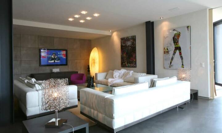 Die Wohnung ist technisch auf dem neuesten Stand. Multimedia findet sich in jedem der sieben Zimmer.