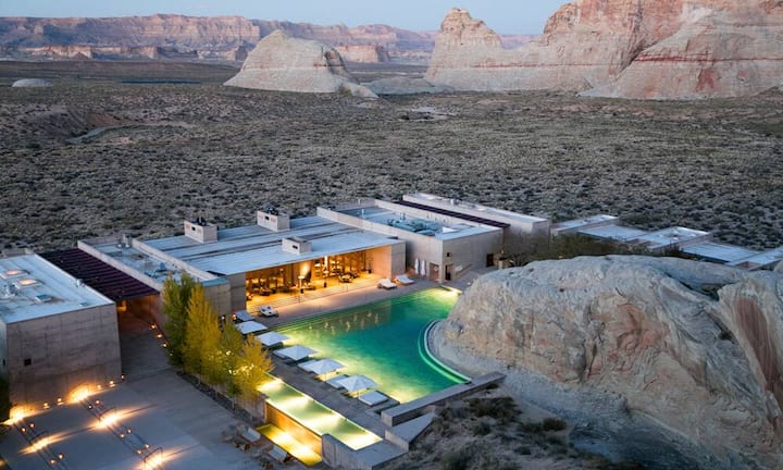 Platz 4 (17): Amangiri,  UtahDas um 13 Ränge vorpreschende Amangiri betört mit einem Mix aus karger Architektur und warmer Atmosphäre, Superluxus und Naturerlebnis in der mystischen Canyonlandschaft des nordamerikanischen Südwestens. Zu den Aktivitäten zählen Reitausflüge in die Wüste, Boating Trips auf dem Colorado River, Heissluftballonfahrten und Hubschrauberrundflüge. Ausserdem ist das Spa mit Yoga-Pavillon eine Destination für sich. Aman