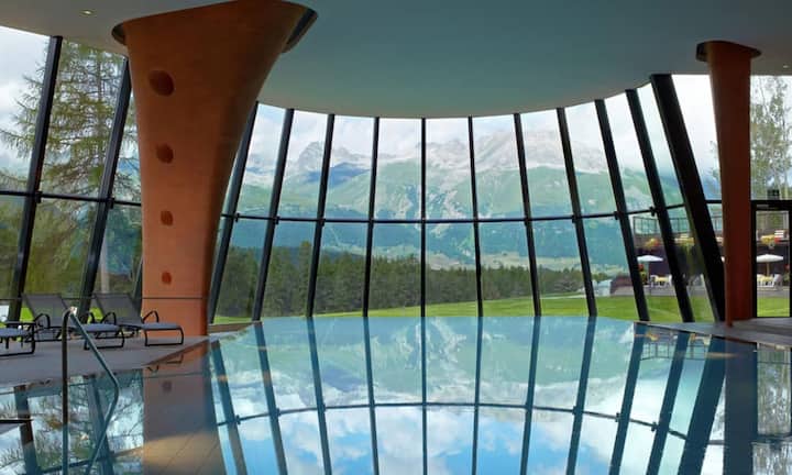 Grandhotel Kronenhof in Pontresina
Das Luxus-Hotel im idyllischen Pontresina ist eine Ruheoase, fernab vom Jet-Set-Geschehen in St. Moritz. Das Spa wurde bereits mehrfach und international ausgezeichnet. Es bietet eine neue Dimension von Luxus und Entspannung.