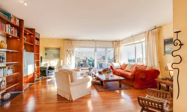 Das lichtdurchströmte Wohnzimmer bietet genug Platz für eine grosse Runde.