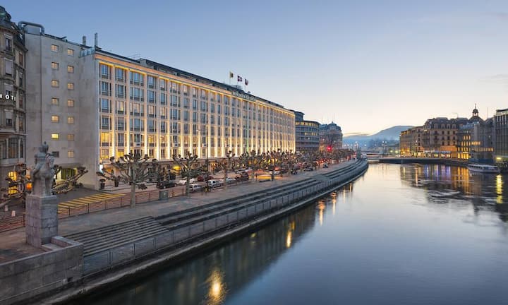 Die besten Stadthotels der Schweiz 2016:Platz 10 (Vorjahr: 14): Mandarin Oriental Geneva, GenfIm Gegensatz zu manchen anderen Luxusgruppen wissen die Mandarin-Verantwortlichen um die Wichtigkeit des besonderen Charakters jedes ihrer Häuser. Auch die Genfer Filiale, die sich um vier Ränge steigern konnte, beweist ein gutes Gespür für ihren Standort – und bleibt zudem in Sachen Service nicht in global geklonten Standards stecken.