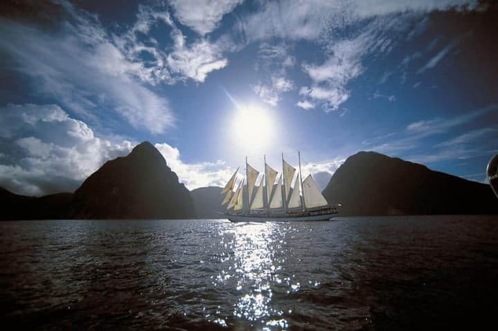 Saint Lucia - 52,3 Prozent
Nur drei Länder haben einen höheren Anteil von Frauen in Managementpositionen als Männer. Alle drei liegen in Amerika. Saint Lucia besetzt Rang 3 der Rangliste. Überraschend findet sich aus Europa nur Moldawien (44,1 Prozent - Rang 10), Lettland (45,7 Prozent - Rang 7) und Weissrussland (46,2 Prozent - Rang 6) unter den Top zehn.