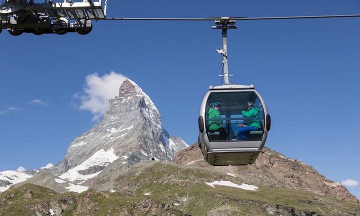 Europas Größter: Im Skigebiet Zermatt-Cervinia am kleinen Matterhorn führt ein Lift Skienthusiasten zum Gobba di Rollin hinauf. Höhe: 3‘899 Meter.   Keystone