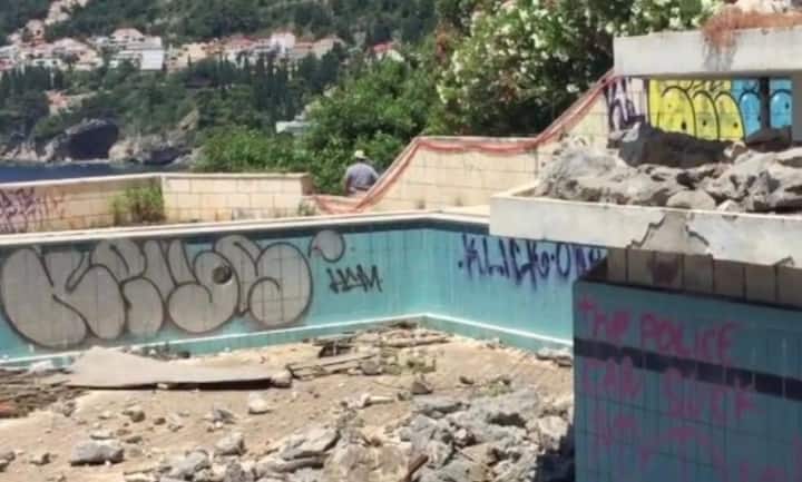 Das Hotel wurde bereits früh im kroatischen Unabhängigkeitskrieg beschädigt.