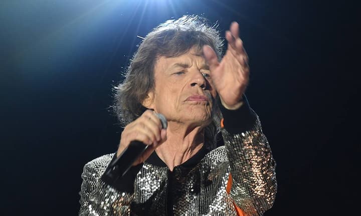 Mick Jagger spielt mit den Rolling Stones im Zürcher Letzigrund auf. Der begnadete Musiker und Unterhalter ist berüchtigt als knallharter Geschäftsmann. Damit hat er sich nicht nur Freunde gemacht. Das sind seine Rivalen und die Swiss Connection: