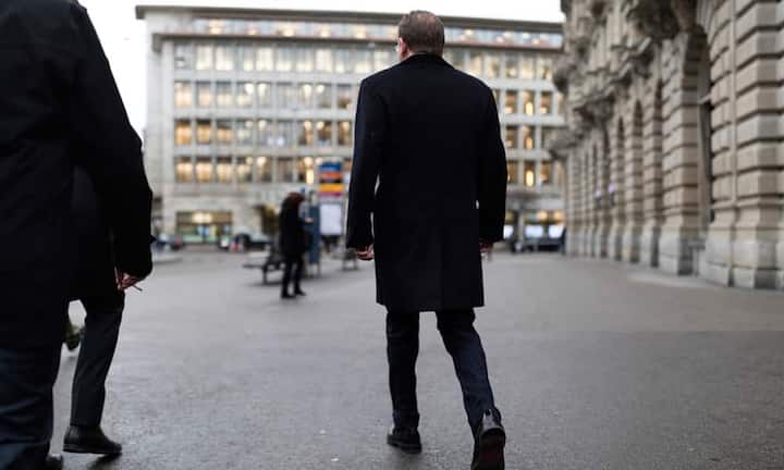 Lücken in der Pensionskasse sollten nun geschlossen werden. Falls gewünscht, kann eine mögliche Frühpensionierung gedanklich durchgespielt werden. Gibt es noch finanziellen Spielraum, sollte man Geld ansparen, um die Hypothek nach der Pensionierung teilweise zurückzuzahlen.