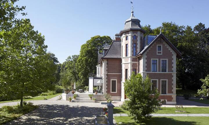 ... der barocken Villa aus dem 18. Jahrhundert einen angegliederten Pavillon sowie ein...