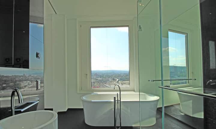 Einmaliges Badeerlebnis mit City- und Alpenblick.