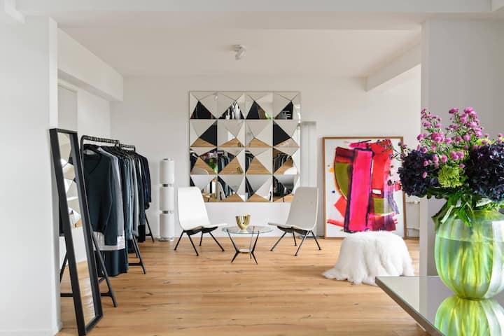 Die Spiegelinstallation im Showroom stammt von der deutschen Künstlerin Claudia Wieser.