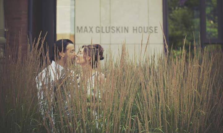 Junge Liebe
Ist die Beziehung noch frisch, macht es möglicherweise mehr Sinn, diese geheim zu halten und erst mal diskret erwachsen zu lassen. Nach einigen Monaten bietet es sich an, den Vorgesetzten und die Kollegen einzuweihen - Gerüchte können das Arbeitsklima vergiften.