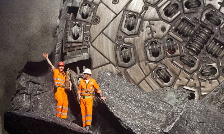 Mit seiner Länge von 57 Kilometern ist der vollendete Gotthard-Basistunnel der längste Eisenbahntunnel der Welt. Der bisherige Rekordhalter, der Seikan-Tunnel in Japan, wird um drei Kilometer übertroffen.