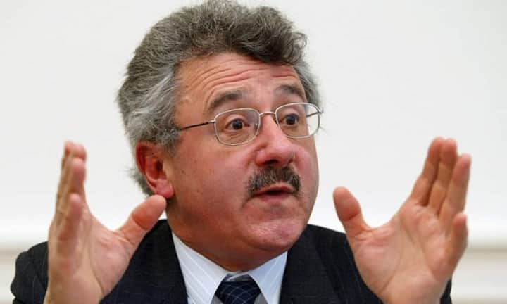 Die GegenspielerMit der Abstimmung über das Nachrichtendienstgesetz musste auch der NDB-Chef mit politischer Opposition umgehen. Vehemente Kritik kam vom emeritierten Staatsrechtsprofessor Rainer Schweizer. Er hatte den Gegenaufruf für Sicherheit in Freiheit und Rechtsstaatlichkeit unterzeichnet und warnte vor einer «geheimen Staatsgewalt» beim NDB. Schweizer wollte die geforderten neuen Überwachungskompetenzen lieber bei der Bundesanwaltschaft ansiedeln.