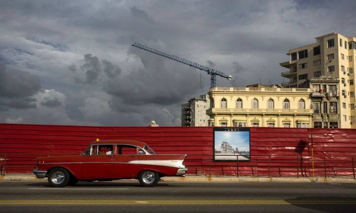 Viva Kuba! Das Land des Rums, der Zigarren und der Oldtimer öffnet sich dem Westen. Nur bei den Schweizer Natel-Tarifen sind die Roaming-Gebühren auf der Karibikinsel so veraltet wie teuer: 4049,50 Franken im Tarif Super Max von Sunrise.