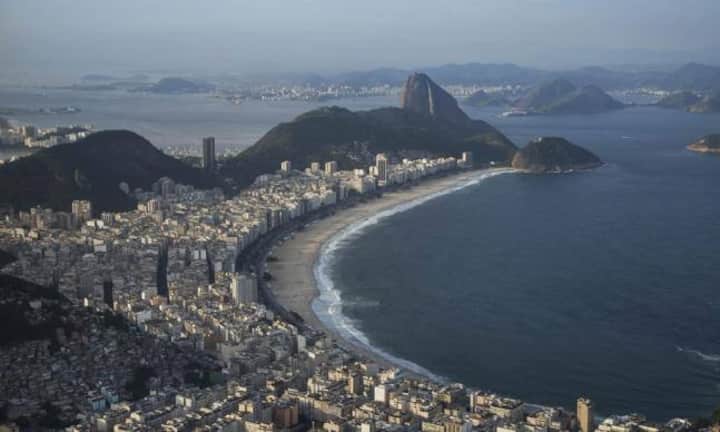Die Weltregionen, die beim Schwarzgeld-Aufkommen am meisten zulegten:  Die westliche Hemisphäre: In diese Kategorie fallen unter anderem Brasilien – hier der Blick auf Rio de Janeiro –, Argentinien, Mexiko und südamerikanische Staaten. Im Durchschnitt legte der Schwarzgeld-Output hier um 3,5 Prozent zu. Verglichen wurde die Dekade bis 2012.