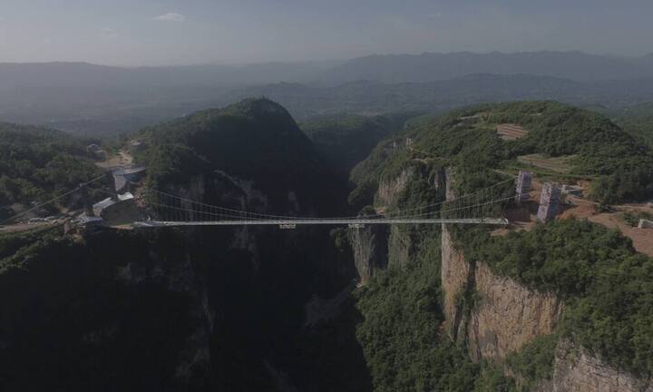 Zhangjiajie Canyon Bridge von Haim Dotan, in Arbeit (Zhangjiajie City, China)Nach der bevorstehenden Eröffnung wird die Zhangjiajie Canyon Bridge die längste Brücke weltweit mit einem gläsernen Boden sein. Die Brücke ist jedoch nicht nur für Touristen gedacht, sondern soll auch als Location für Bungeejumping und Modeschauen genutzt werden. Haim Dotan