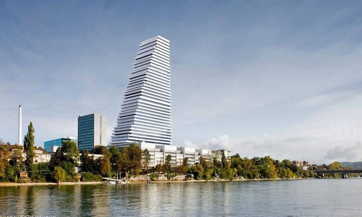 Roche Turm in Basel am Rheinufer