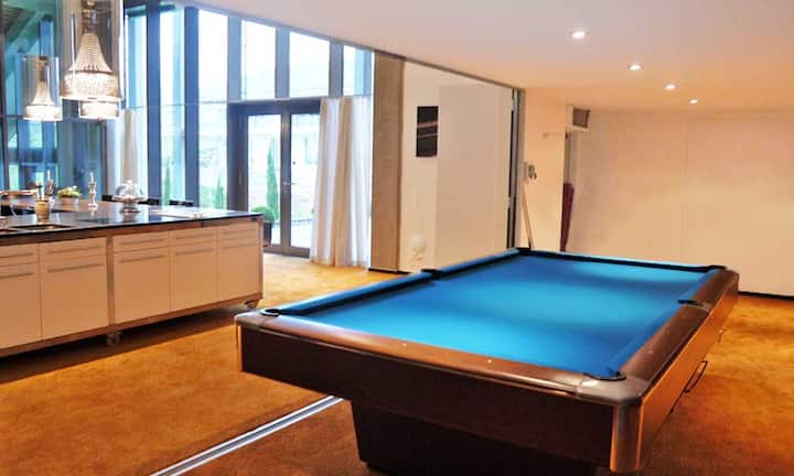 Im Gartengeschoss befindet sich ausserdem ein Gesellschaftraum mit Billardtisch, ein TV-Zimmer sowie ein Fitnessraum.