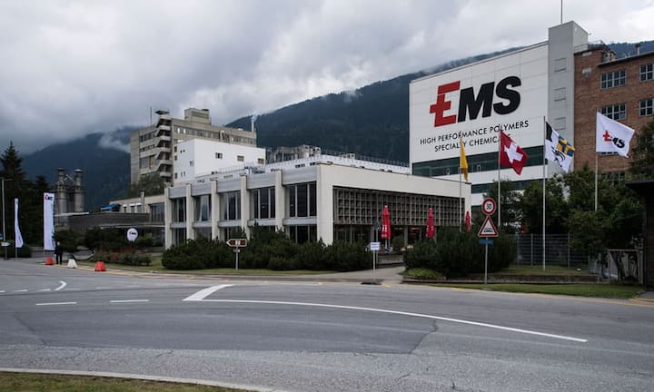 2001 folgte der Eintritt bei Ems-Chemie.