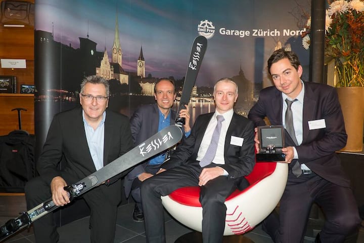 Die Preisgewinner mit dem Skisponsor Hansruedi Buri, Buri-Sport AG Wädenswil; Thomas Hegg, Hegg Partner AG; René Schärer, Aare sSeeland mobil AG, mit dem gewonnenen Baseball-Sessel von SITAG; Gieri Hinnen, Swiss International Air Lines mit der von ihm gewonnenen Maurice Lacroix Uhr