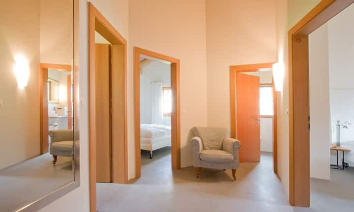 Gäste können es sich auch gemütlich machen: Die Wohnung bietet drei grosszügige Schlafzimmer mit angrenzenden Bädern.