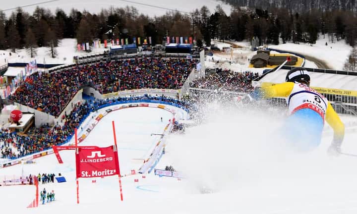 Wolken und Schneetreiben sorgen im Riesenslalom der Männer für schwierige Bedingungen.