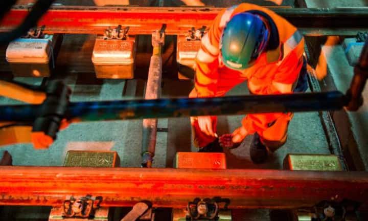 In Spitzenzeiten waren rund 2400 Arbeiter mit dem Bau des Tunnels beschäftigt. In drei Schichten wurde rund um die Uhr und an verschiedenen Abschnitten gebaut.