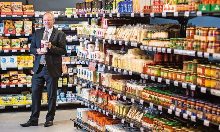 «Bilanz» hat das «Who is who» der Schweizer Wirtschaft ermittelt. Die wichtigsten Personen im Handel:Jörg Blunschi:Der Migros-Zürich-Chef betreibt das Restaurant am ZKB-Hauptsitz, die Pizzakette Molino und ein Hotel im Zürcher Niederdorf. Zudem steuert er die deutsche Kette Tegut.