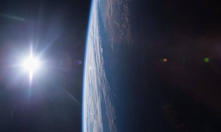 Wortwörlich schreibt er «…we broke into Mir using a Swiss Army knife. Never leave the planet without one.» Hadfields Erzählungen haben Elsener sehr beeindruckt: «Er beschreibt auf realistische, humorvolle, aber auch demütige Art, wie viel Bodenhaftung man braucht, um abheben zu können. Hadfield vermag den Blickwickel und den Horizont des Lesers auf das Leben auf der Erde auf sehr positive Art zu beeinflussen.»Keystone