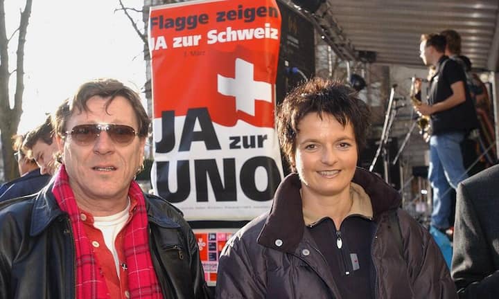 Polo Hofer war auch aktiver Bürger. Für ein provokantes Polit-Statement war er immer zu haben. Er war der Kiffer der Nation, aber er engagierte sich auch im Kampf gegen Aids und erhob seine Stimme gegen rechtspopulistische Tendenzen. 2002 warb er auf dem Konzert «Swiss Bands GO Uno» für den Uno-Beitritt der Schweiz - auf dem Bild mit Bundesrätin Ruth Metzler.  Bilder: Keystone/Text: mit sda
