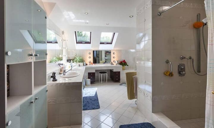 Die Wohnung wurde 2006 innen komplett renoviert und neu ausgestattet.