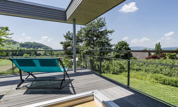 Sämtliche Zimmer verfügen über einen direkten Zugang zum Garten oder zu einer der drei Terrassen im Obergeschoss.