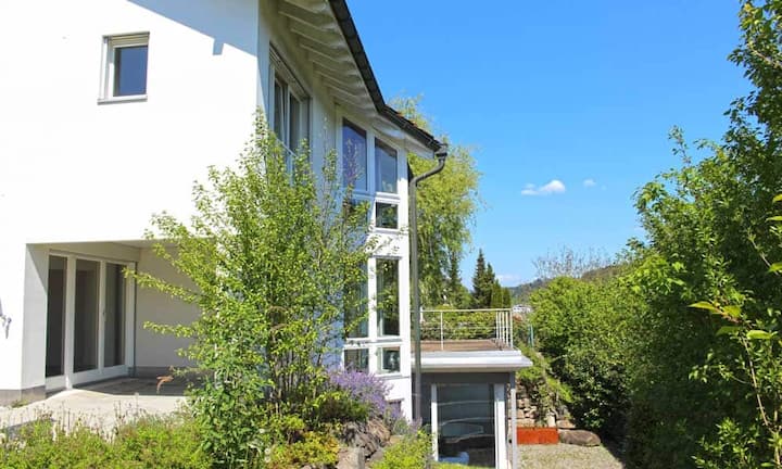 Die gesamte Wohnfläche der Immobilie beträgt 250 Quadratmeter. Preis: 1'885'000.- Franken 
Quelle und Bilder: Engel & Völkers