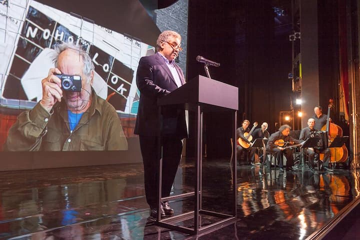 Guido Magnaguagno bei der Laudatio zu Ehren von Robert Frank, hinten hinter der Camera