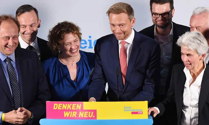 Rhetorik-Experten hatten den FDP-Spitzenkandidaten zum besten Redner im Wahlkampf gekürt. Mit über 10 Prozent könnte die FDP an Seiten der Union und der Grünen in einer Jamaika-Koalition an der zukünftigen Regierung beteiligt sein. «Wir sind nicht zum regieren verdammt, aber wir sind bereit Verantwortung zu übernehmen», sagte Linder am Wahlabend.