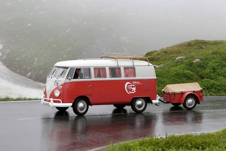Entschleunigung par excellence: Mit dem T1-Bulli hoch zum Grossglockner.