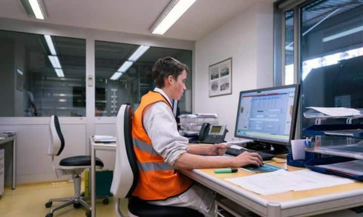 Auf die Schweiz kommen viele Risiken zu. Einige, deren Verlauf sie selbst in der Hand hat. Auf andere könnte sie nur reagieren. Hier die Übersicht der potenziellen Gefahren, die die Konjunkturforscher der Bak Basel aktuell beobachten: 
Risiken, die die Schweiz beeinflussen kann: 
Ein ungedeckter Bedarf an Fachkräften würde zu zunehmendem Ungleichgewicht am Arbeitsmarkt führen.