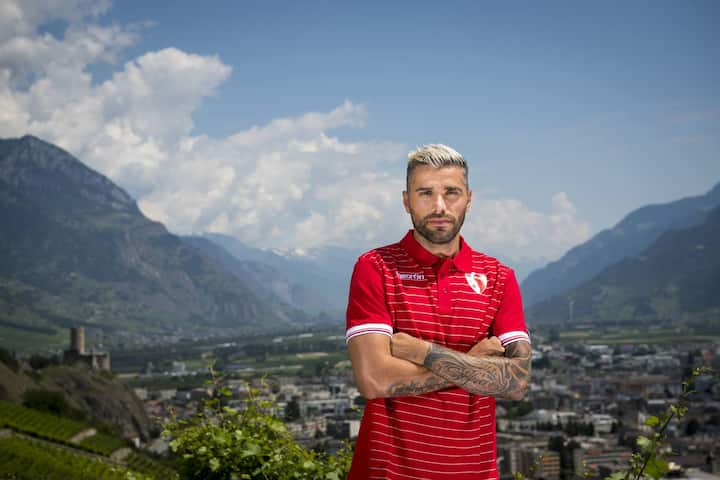 Valon Behrami, le nouveau joueur du FC Sion pose pour le photographe lors d?une conference de presse du FC Sion ce jeudi 4 juillet 2019 a Martigny. (KEYSTONE/Jean-Christophe Bott)