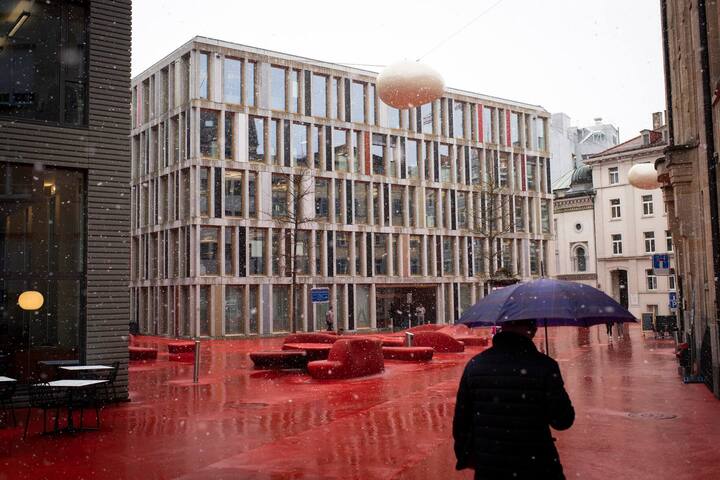 Am Hauptsitz in St. Gallen (l.) sind rund 1600 Mitarbeitende beschäftigt, ...